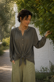 BLUSA BORDADO CON NUDO 30967 (OLIVO. MOSTAZA, AZUL, GRIS, CORINTA)