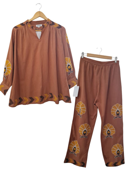 CONJUNTO  CAFE  BORDADO  N/A
