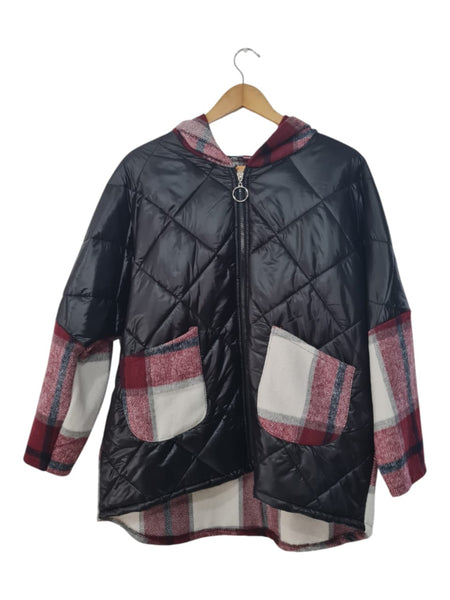 chumpa negra con aplicaciones de tela. 26065